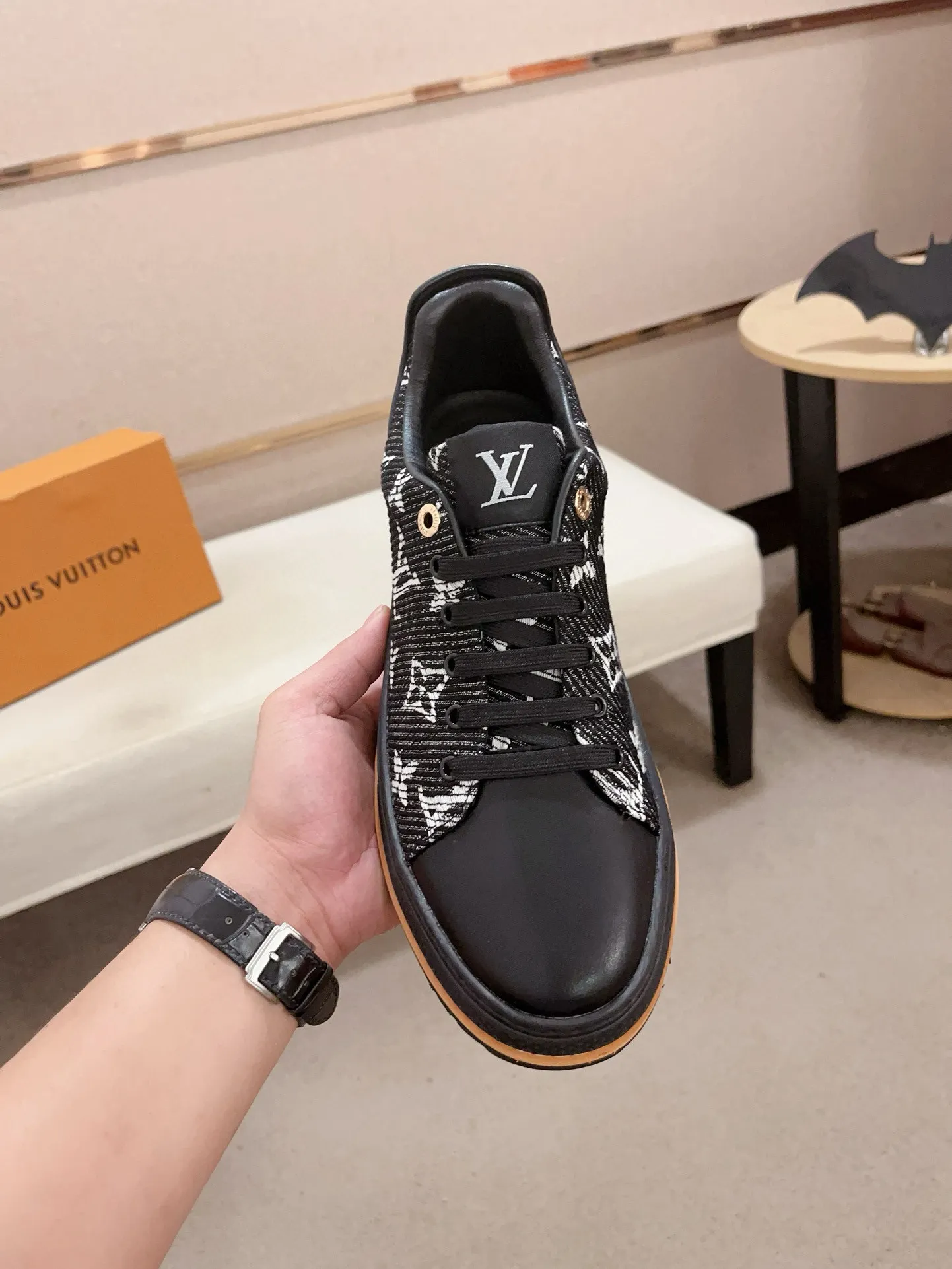 Men's shoes💰 400💰Louis Vuitton (Louis Vuitton/LV) top 🔍🔍 new models are on sale at the same time, the upper 🇮🇹 imported first-layer cowhide from Italy, fully imported sheepskin lining 💪💪, completely 1⃣️ to 1 ⃣️Re-engraved🇮🇹💪💪, ⚠Sole: The original sole is specially provided by the original factory, the exclusive movable molded sole is super comfortable, ⚠The original factory follows the order, 🔍🔍high quality, you can enter and exit the counter at will, welcome to compare⚠. Code number: 38-44. Can be customized for 45 non-refundable!